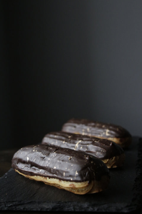 5 Vanilla eclairs with chocolate glaze (only pre-order)