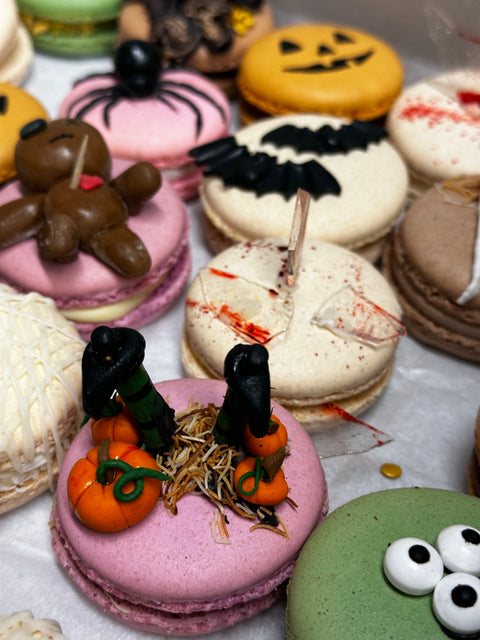 6 Customized Macarons Halloween Edition