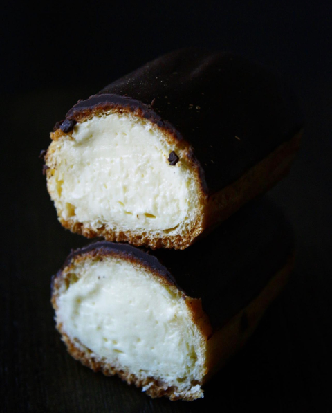 5 Vanilla eclairs with Chocolate glaze on top